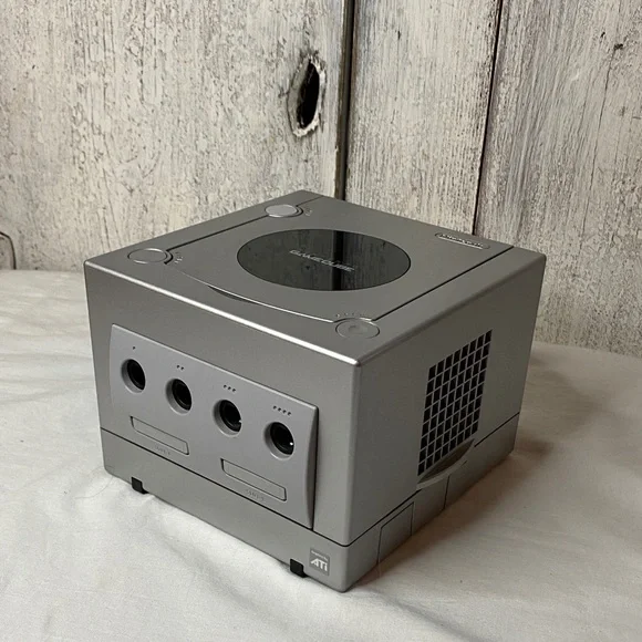 Nintendo GameCube Silver DOL-001 (USA) CONSOLE ONLY - Picture 1 of 7